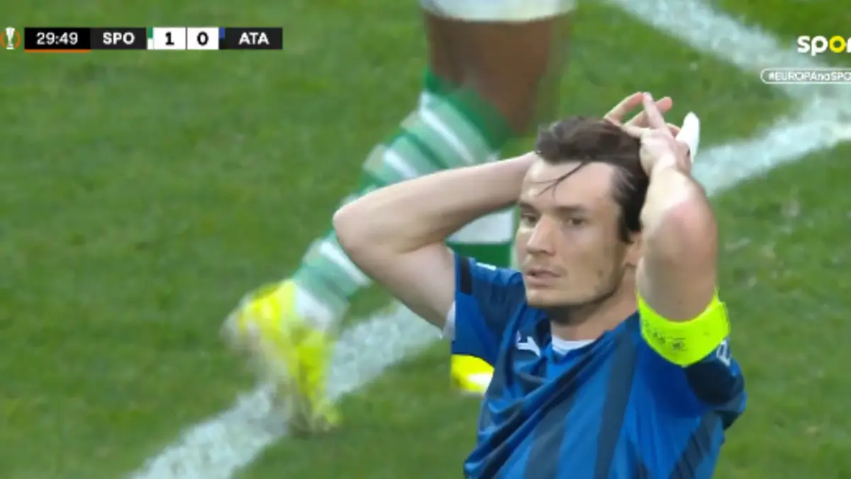 Imagem de contexto do artigo De Roon com as mãos na cabeça após esta defesa de Franco Israel