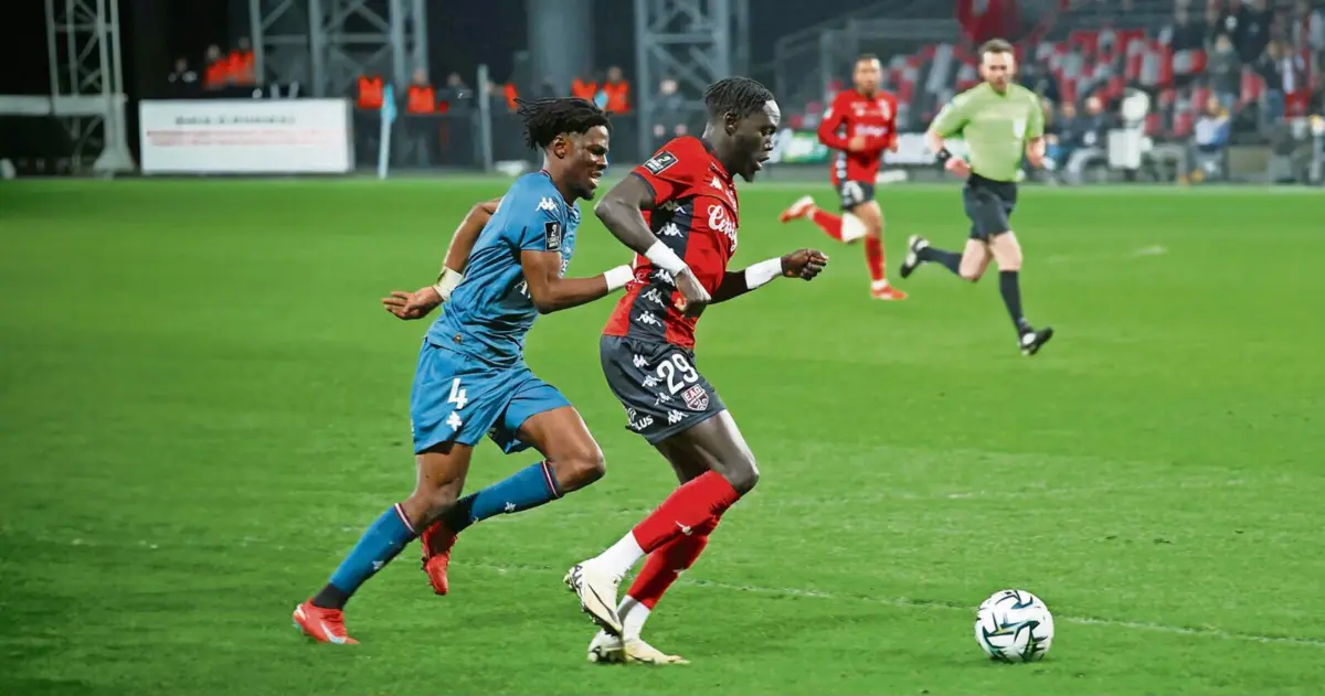 Junior Mendes é extremo, mas pode atuar em qualquer posição do ataque