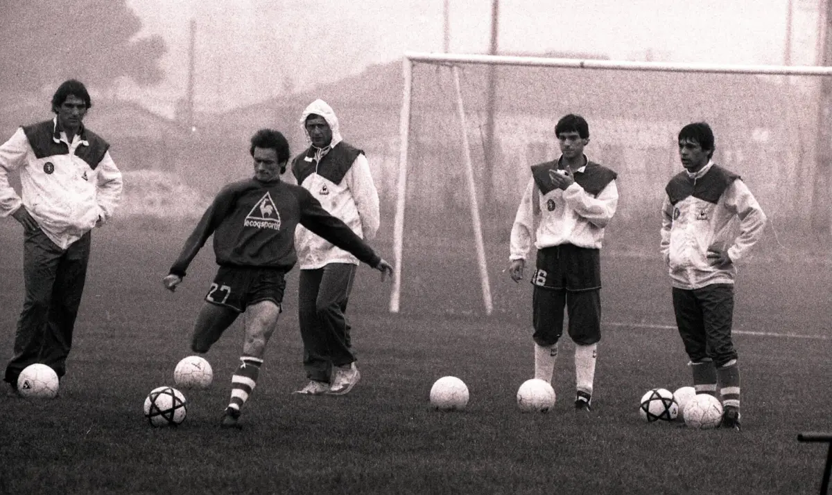 António Sousa remata sob o olhar de Manuel Fernandes, à direita (Arquivo DN)