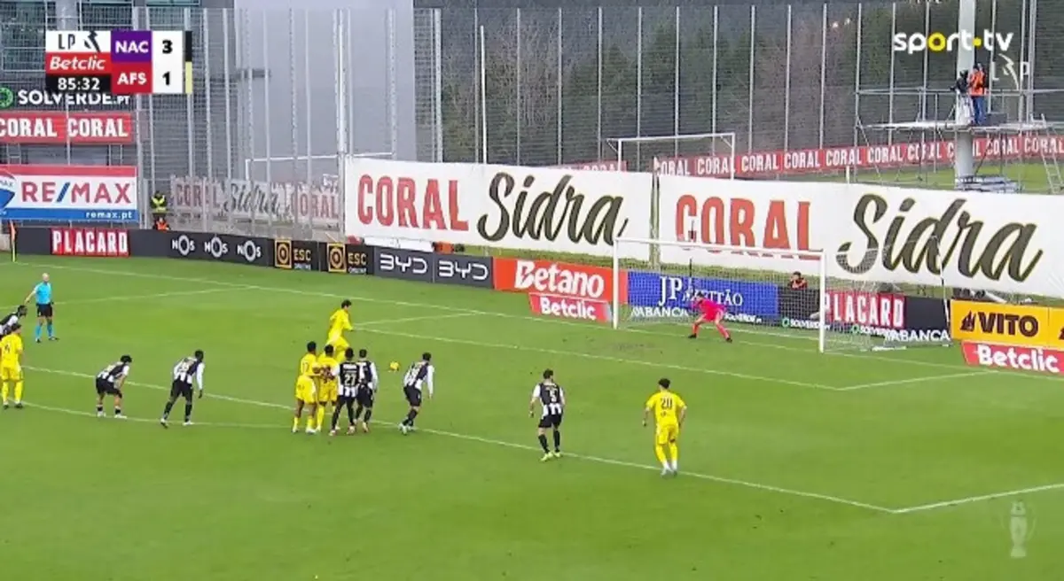 Imagem de contexto do artigo Nem com repetição: Nenê falhou dois penáltis no Nacional-Aves SAD