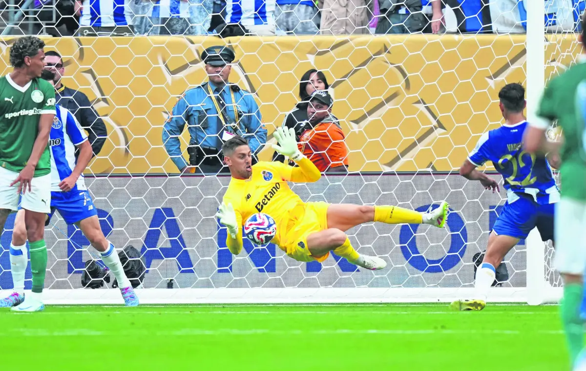 Cláudio Ramos em grande frente ao Palmeiras