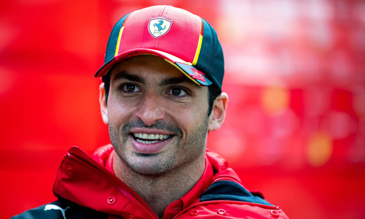 Imagem de contexto do artigo Carlos Sainz sobre Hamilton na Ferrari: "Não estou dececionado"