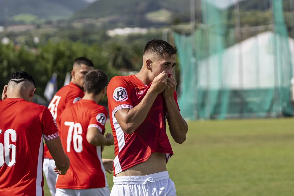 Gabriel Morais, avançado do Santa Clara, terminou a carreira aos 24 anos devido a uma patologia no coração