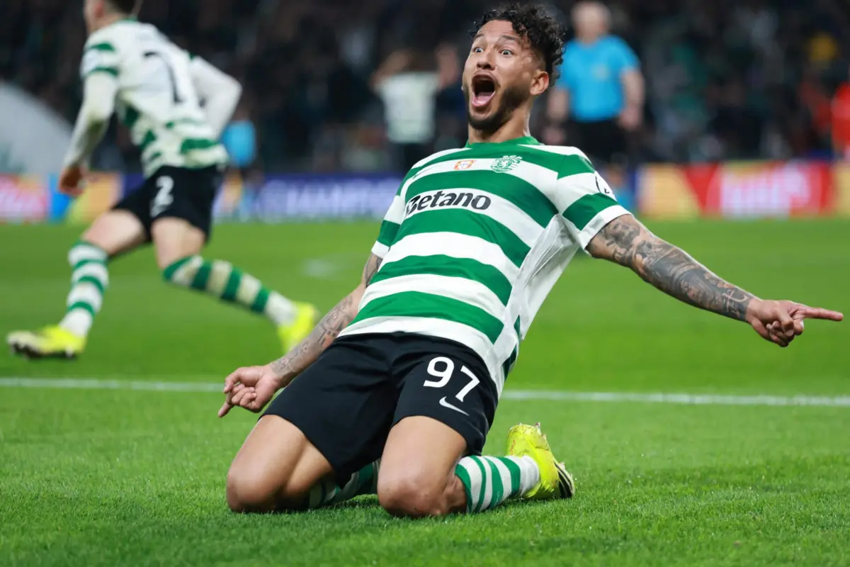 Luis Suárez bisou frente ao PSG