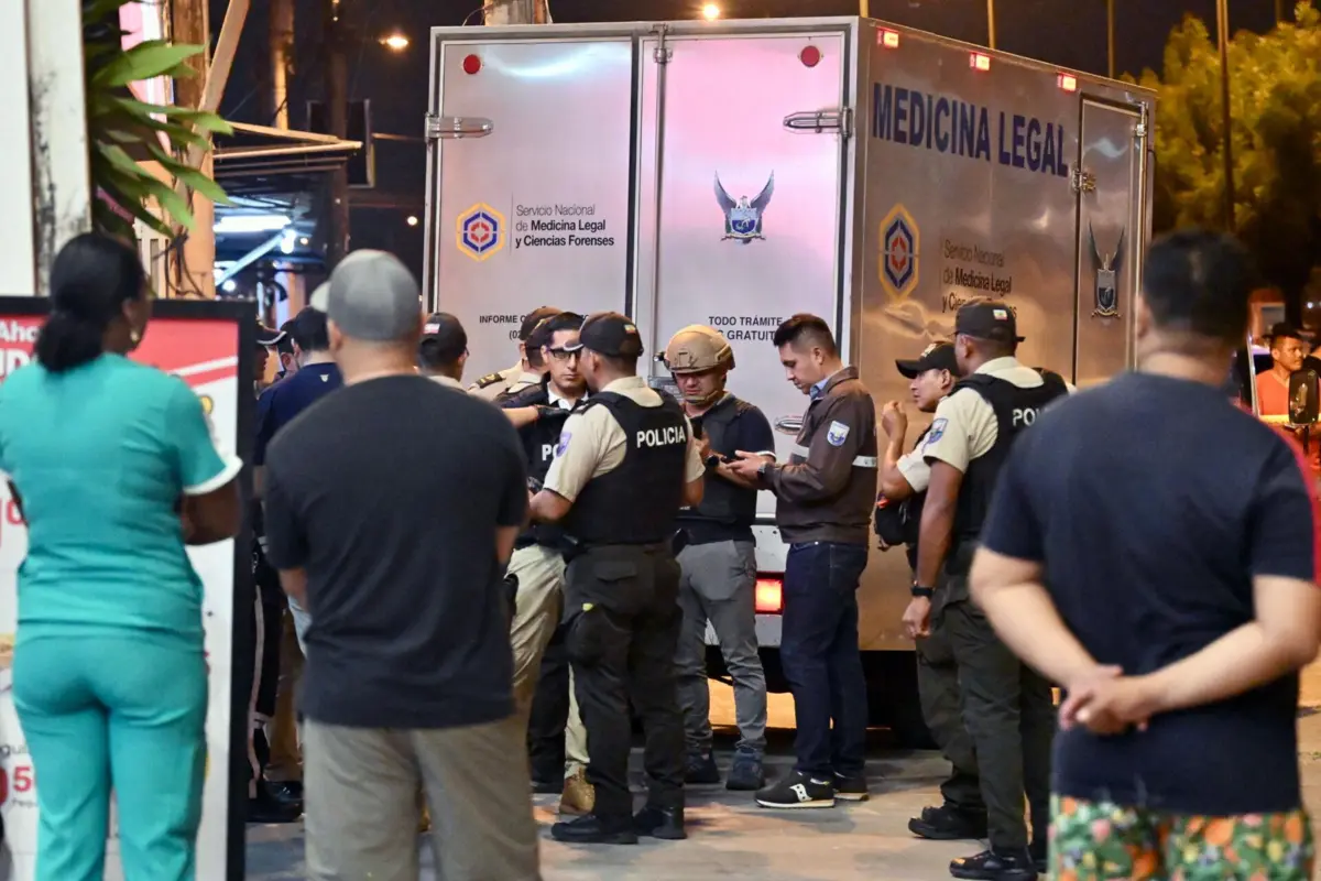 Autoridades no local do assassinato de Mario Pineida e da mulher