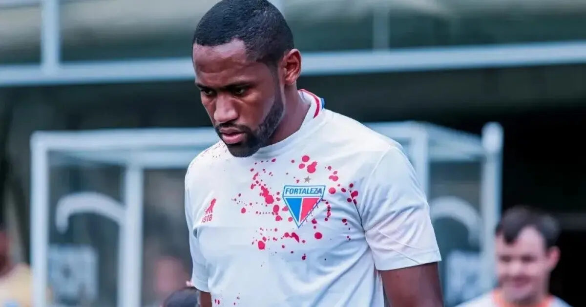 Imagem de contexto do artigo Atentado: Fortaleza quer justiça e usa camisola com marcas de sangue