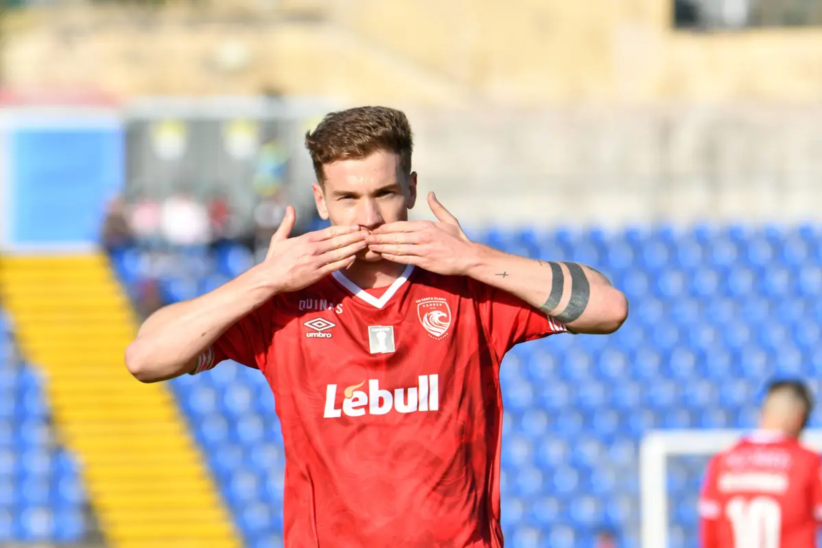 Serginho, médio do Santa Clara