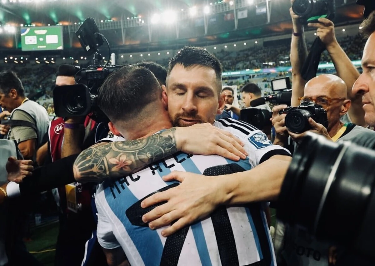 Mac Allister e Messi (créditos: Liverpool)