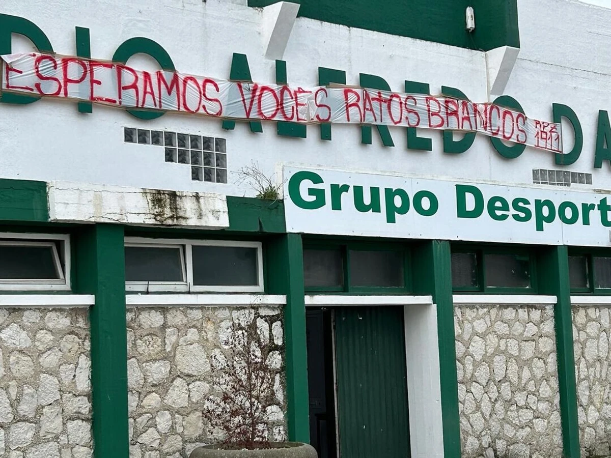Imagem de contexto do artigo "Esperamos vocês ratos brancos": estádio do Fabril vandalizado antes de dérbi