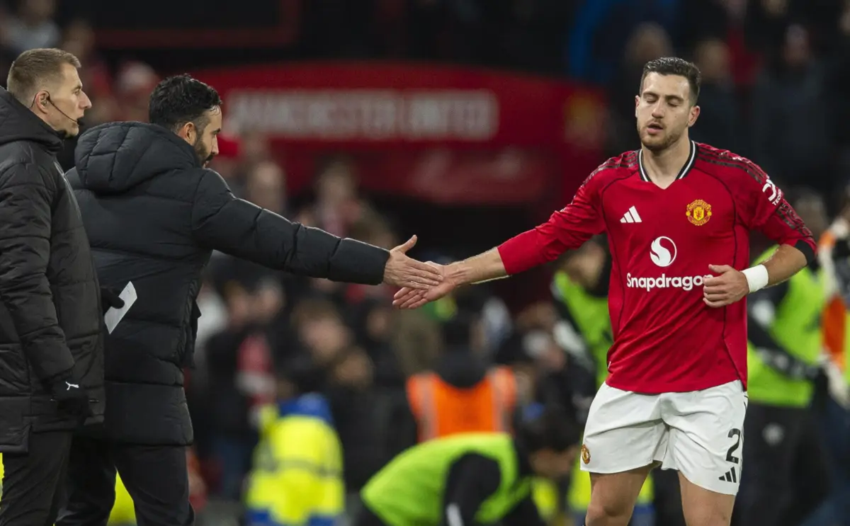 Dalot num cumprimento a Rúben Amorim