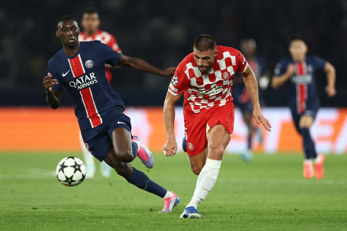 Kolo Muani, à esquerda (FRANCK FIFE / AFP)