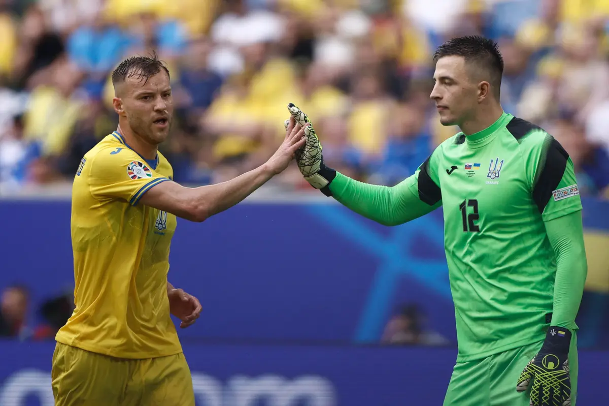 Yarmolenko e Trubin (Créditos: AFP)