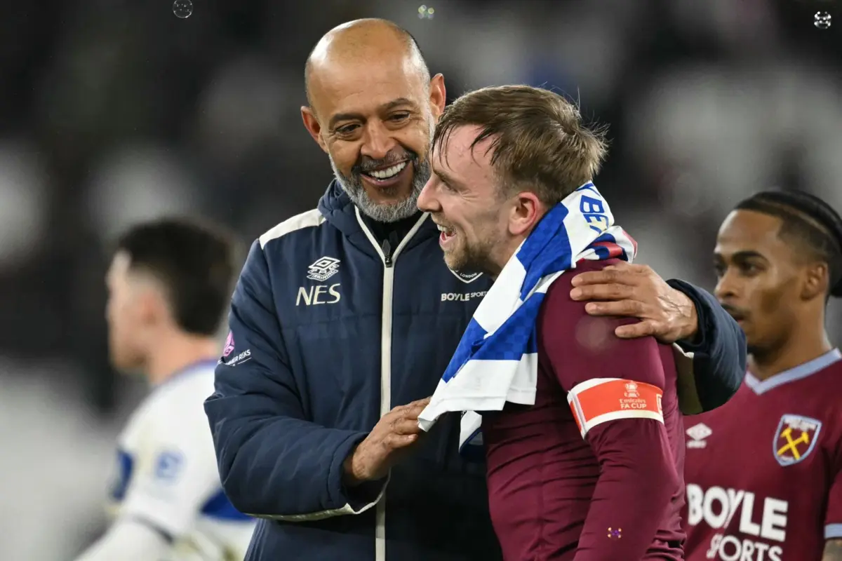 Nuno Espírito Santo com Jarrod Bowen