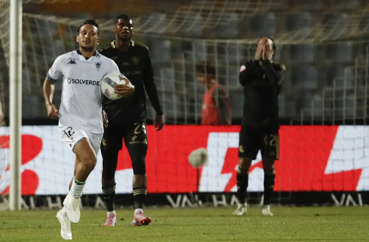Segundo golo do Estoril, marcado por João Carvalho, foi contestado pelo técnico casapiano