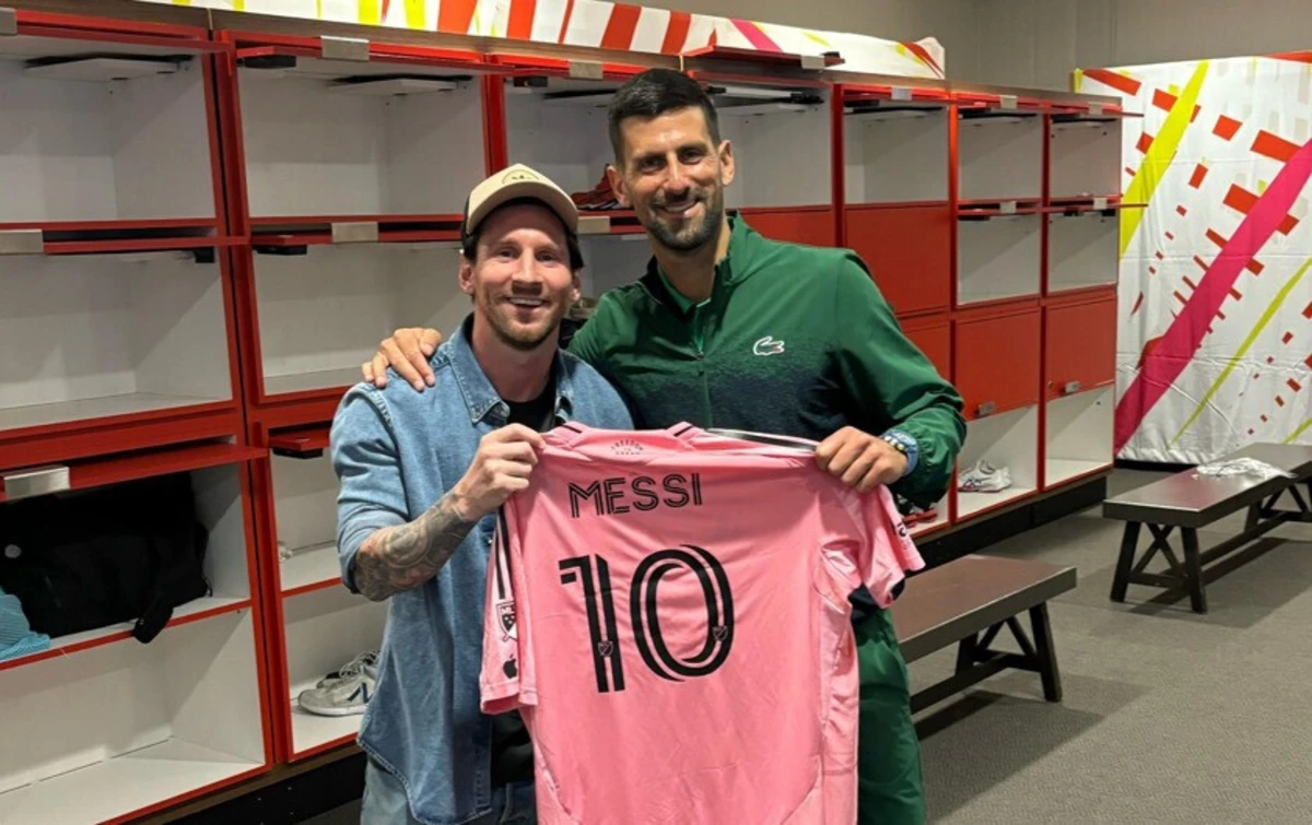 Imagem de contexto do artigo Messi foi ver jogo de Djokovic e no final trocaram camisolas
