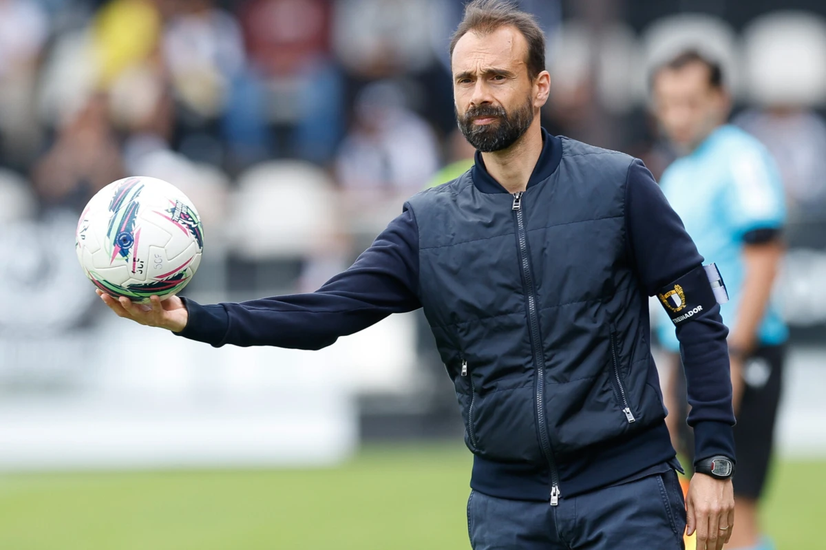Imagem de contexto do artigo Hugo Oliveira anuncia titularidade de Zlobin: "Antes do futebol está o homem e a vida"