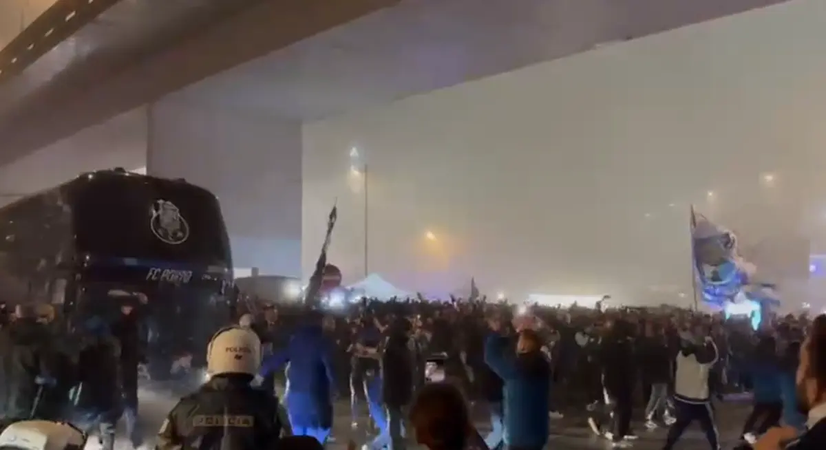 Imagem de contexto do artigo Chegada apoteótica ao Dragão: centenas de adeptos receberam o autocarro do FC Porto