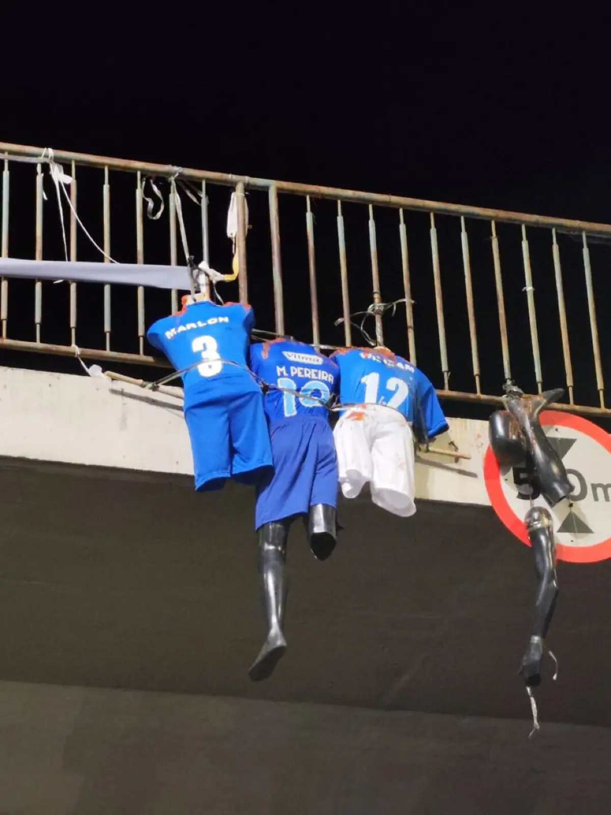 Imagem de contexto do artigo Ambiente difícil para Jardim: bonecos vestidos à Cruzeiro "enforcados" em viaduto