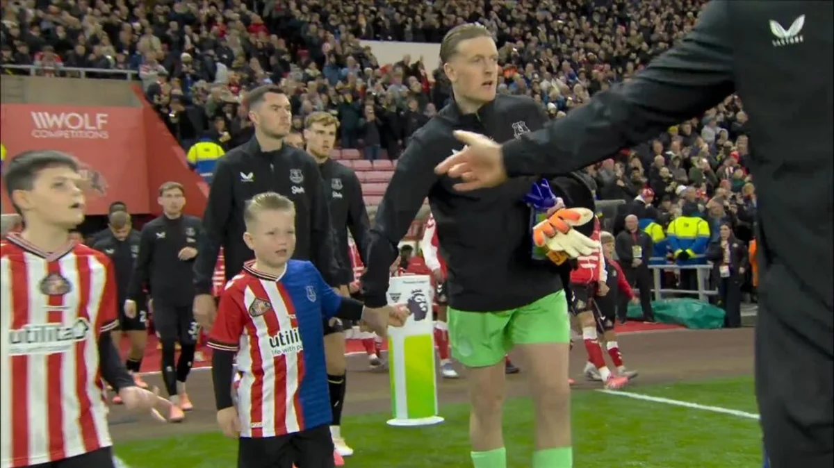 Pickford com o filho e uma camisola... original