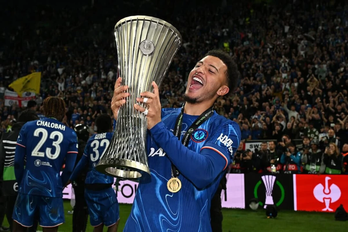 Jadon Sancho com o troféu da Liga Conferência (créditos: Instagram)