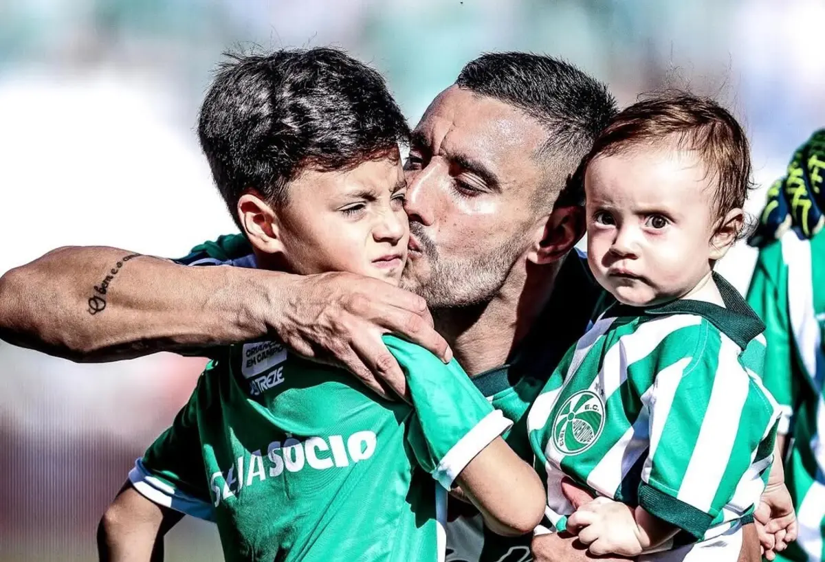 Alan Ruschel com os dois filhos
