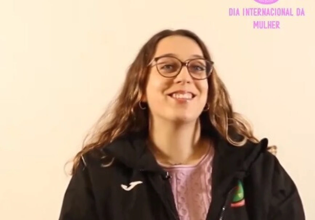 Mulher entrevistada pelo Paços (créditos: X/Paços de Ferreira)