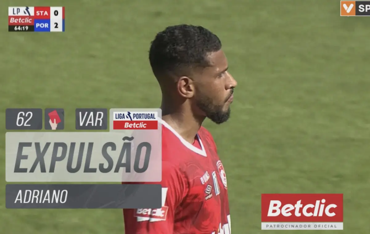 Imagem de contexto do artigo Santa Clara-FC Porto: VAR em ação e Adriano é expulso por falta sobre Varela