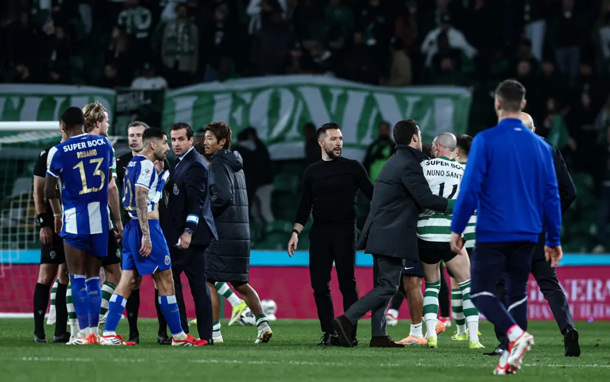 Francesco Farioli ao centro, após o apito final