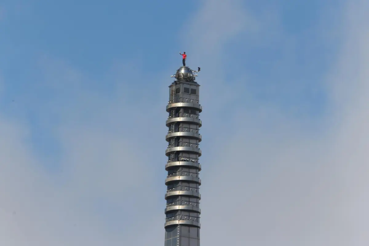 Imagem de contexto do artigo Escalou edifício com 508 metros de altura sem usar qualquer dispositivo de segurança