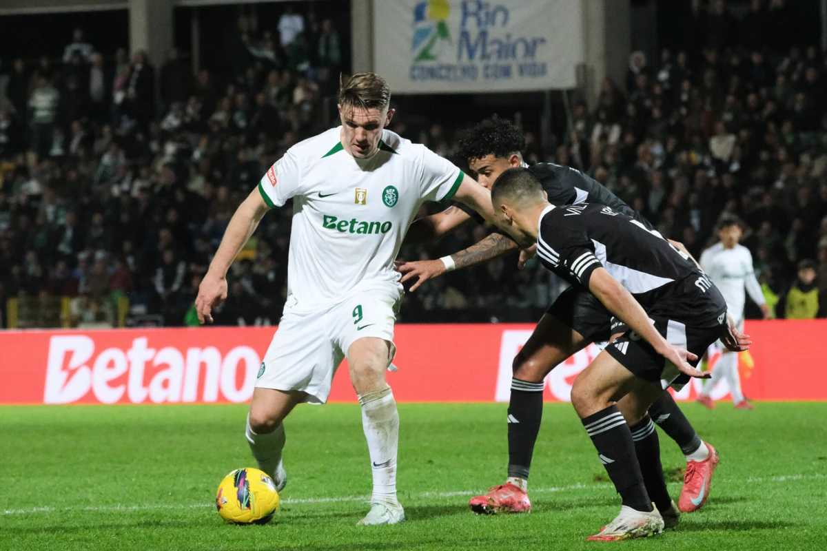 Lelo tenta travar Gyokeres (Créditos: EPA)