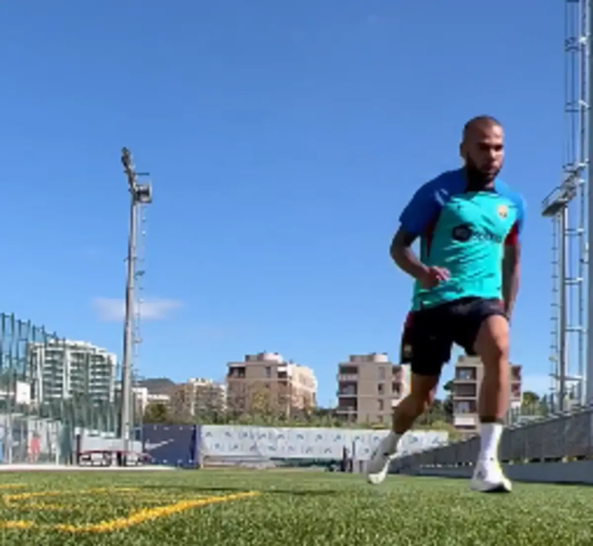Imagem de contexto do artigo Dani Alves reaparece a treinar nas instalações do Barcelona e com roupa do clube