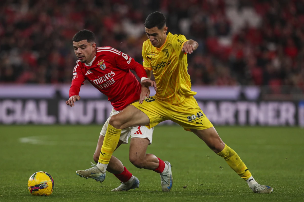 Diego Rodrigues num duelo com Amdouni (Créditos: Pedro Rocha/Global Imagens)