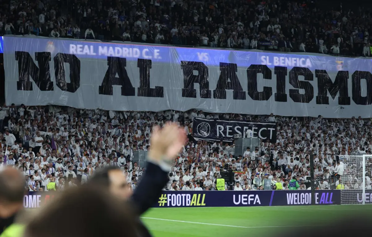 Imagem de contexto do artigo "Não ao racismo", lia-se em tarja gigante numa das bancadas do Santiago Bernabéu