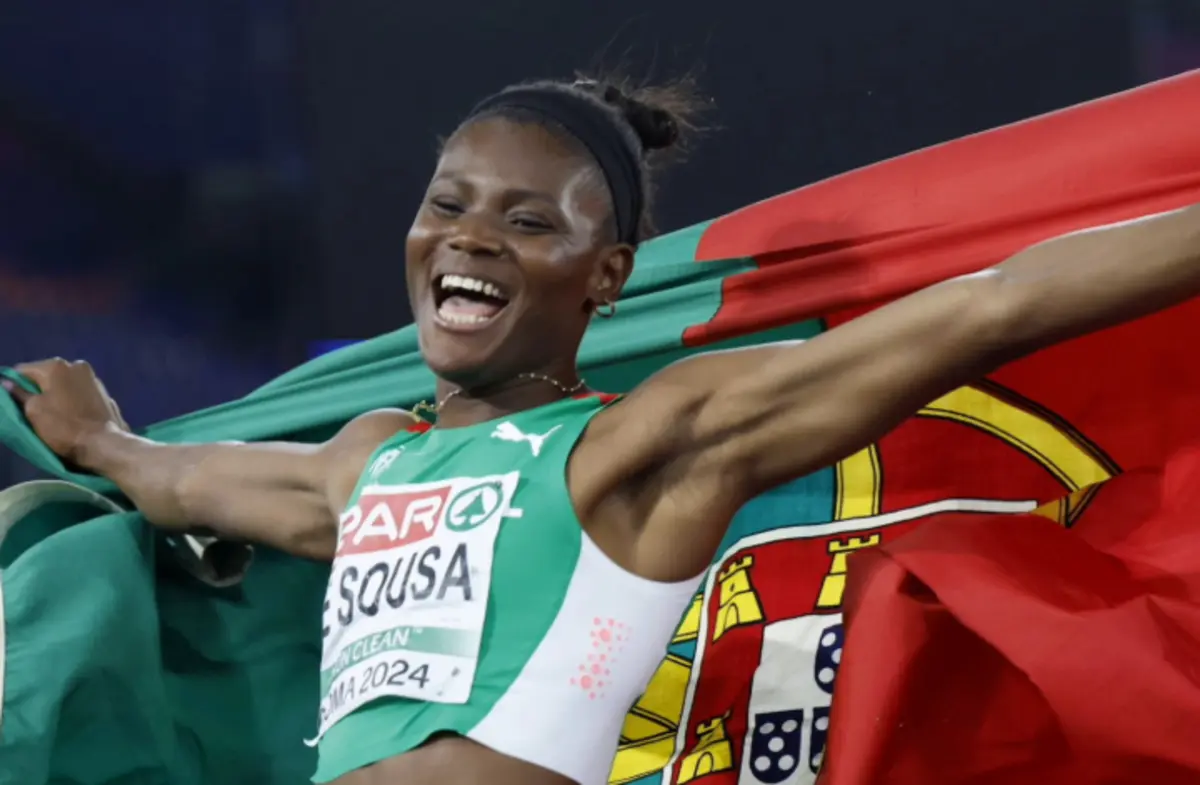 Agate Sousa com a bandeira de Portugal