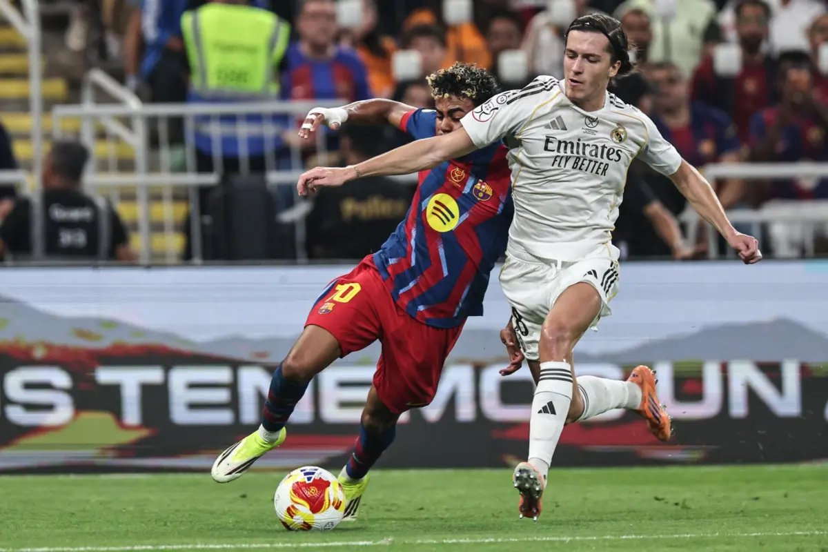 Lamine Yamal e Álvaro Carreras