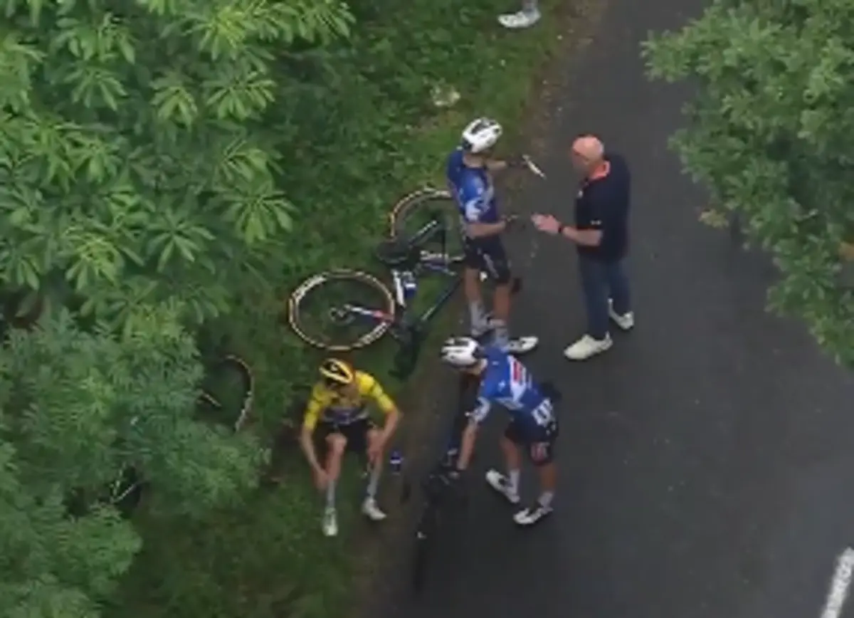 Imagem de contexto do artigo Quinta etapa do Critério do Dauphiné neutralizada: Evenepoel e Roglic na queda coletiva