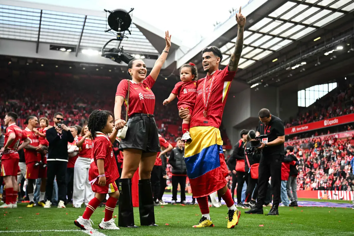 Luis Díaz festeja título da Premier League com a família (créditos: AFP)