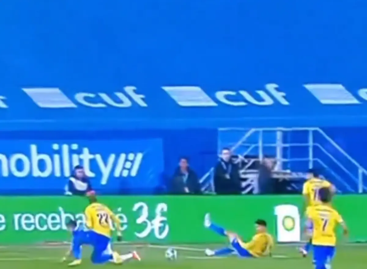 Imagem de contexto do artigo Estoril-FC Porto: António Nobre marca penálti, VAR Tiago Martins discorda e decisão é revertida