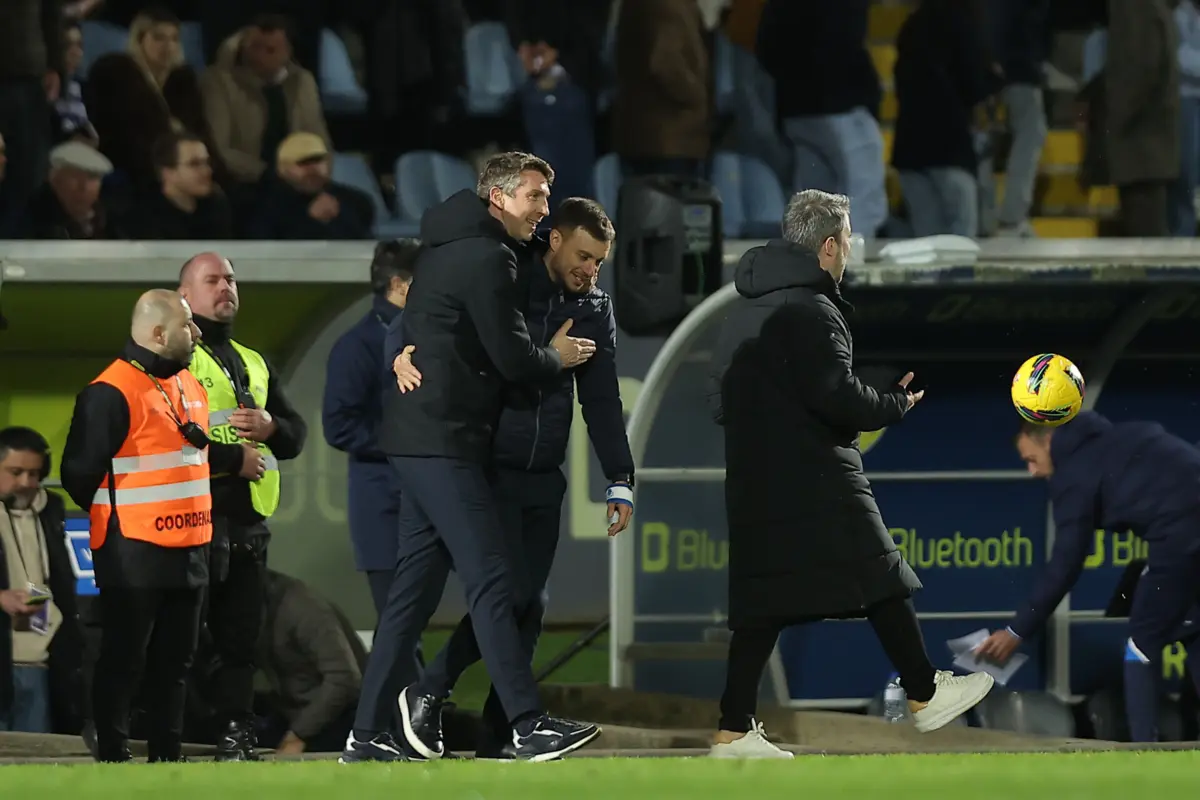 Martín Anselmi num cumprimento a Vasco Seabra (Créditos: Miguel Pereira)