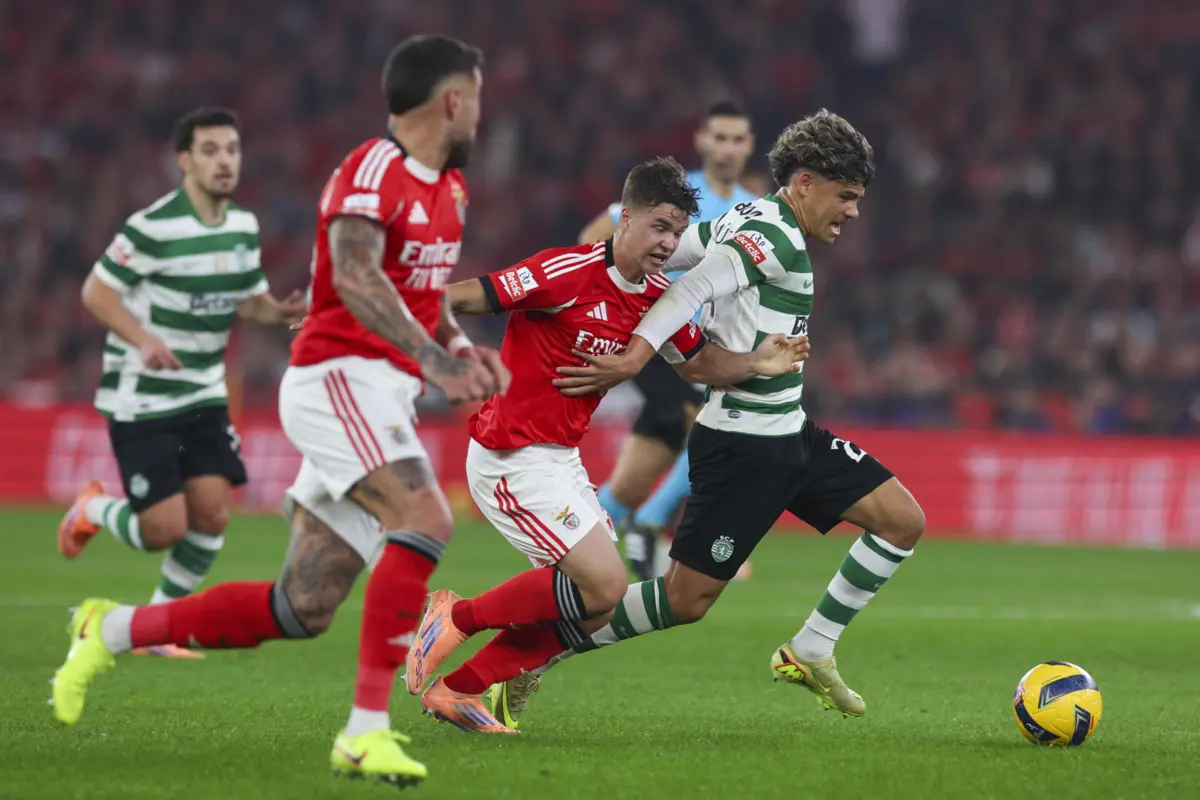 Dahl e Maxi Araújo em luta pelo bola no dérbi Benfica-Sporting