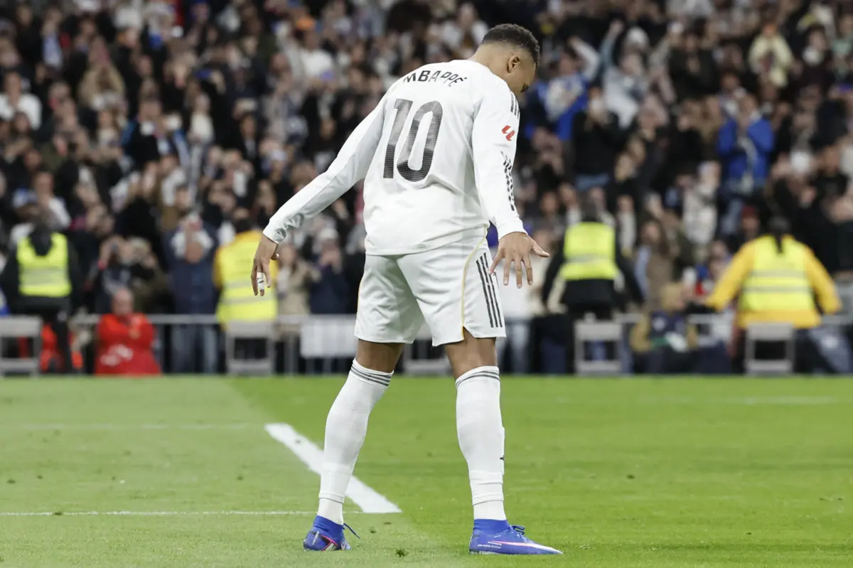 Mbappé festeja à Cristiano Ronaldo