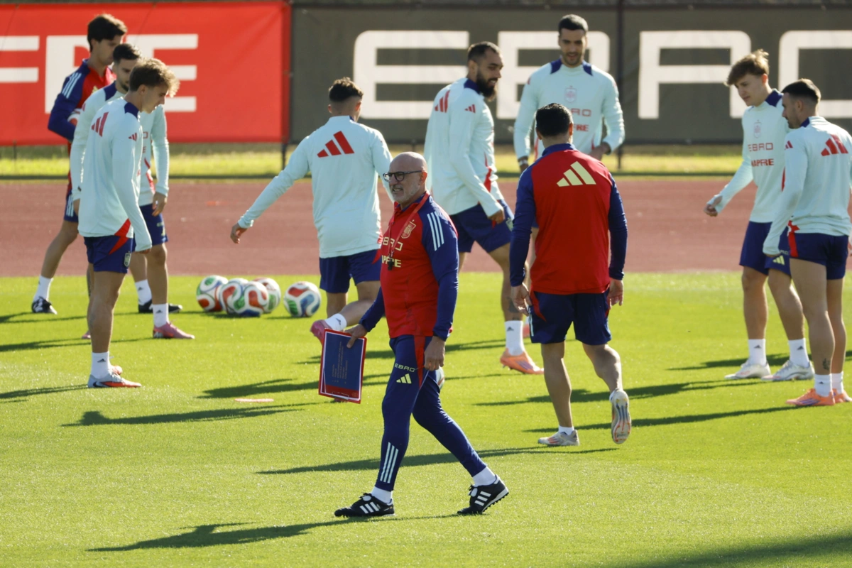 Luis de la Fuente num treino da seleção espanhola