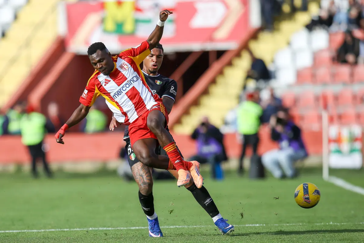 O jogador do AVS, Tunde (E), disputa a bola com o jogador do Estrela Amadora, Otávio, durante o jogo I Liga de Futebol realizado no Estádio do Clube Desportivo das Aves, Vila das Aves, 28 Fevereiro 2026. MANUEL FERNANDO ARAÚJO/LUSA
