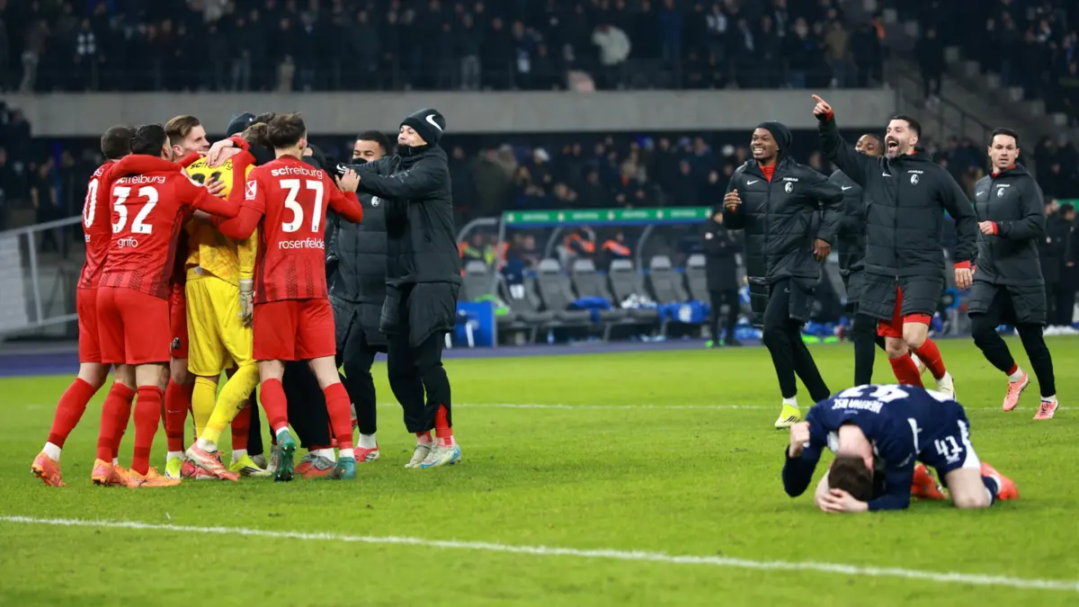 epa12725556 Players of Freiburg celebrate after winning the German DFB Cup quarter final soccer match between Hertha BSC and SC Freiburg in Berlin, Germany, 10 February 2026. EPA/CLEMENS BILAN CONDITIONS - ATTENTION: The DFB regulations prohibit any use of photographs as image sequences and/or quasi-video.