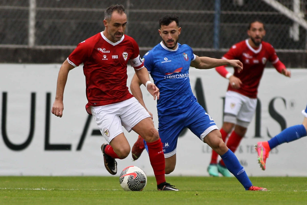 Diogo Valente com a bola e a camisola do Salgueiros (créditos: (Ivo Pereira / Global Imagens)