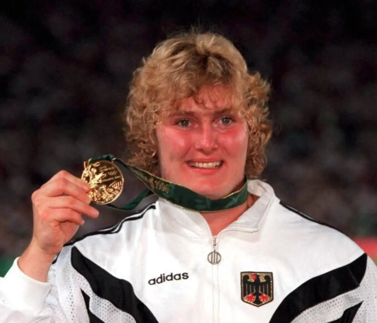 Ilke Wyludda com a medalha de ouro em Atlanta'1996 (créditos: European Athletics)