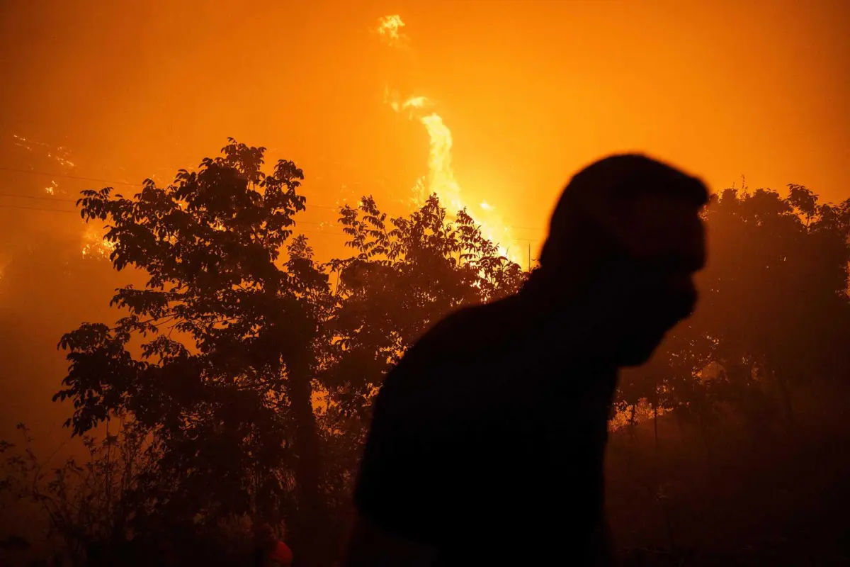 Imagem de contexto do artigo Incêndios em Portugal: sete mortos, 62 deslocados, dezenas de estradas cortadas e 25 concelhos afetados