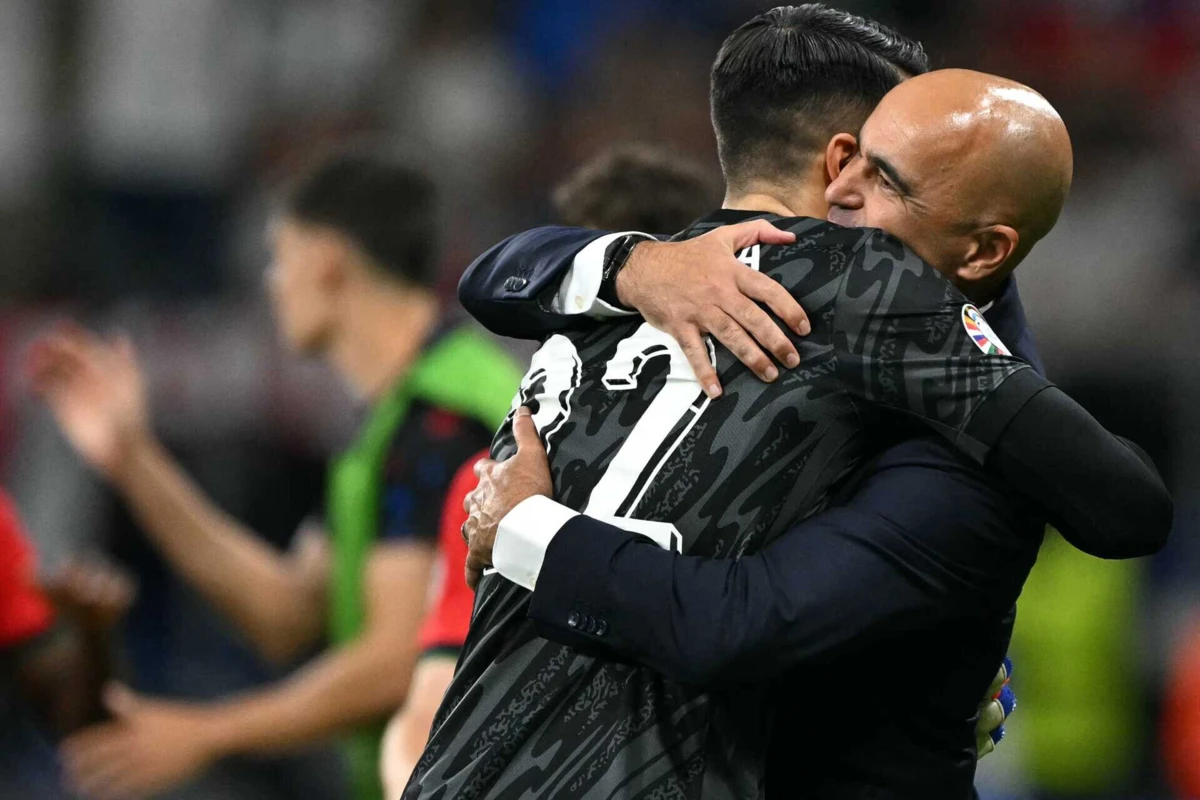 Roberto Martínez abraça Diogo Costa (créditos: AFP)