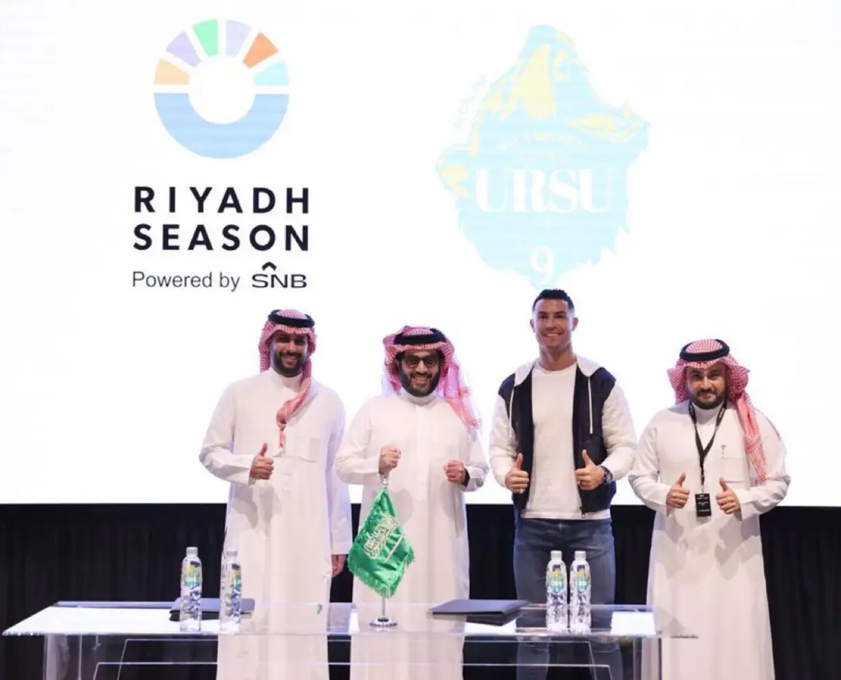 Ronaldo com o antigo e o novo dono do Almería, ambos à sua direita