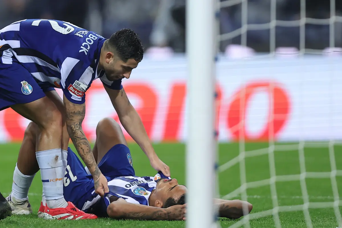 Alan Varela tenta levantar um desolado Galeno (créditos: Miguel Pereira)